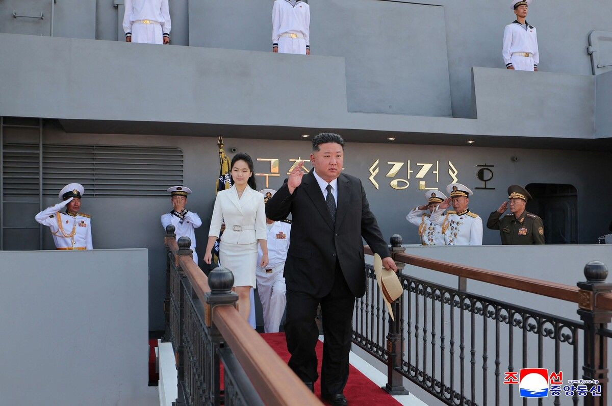 Das reparierte Kriegsschiff lief in Anwesenheit von Kim Jong-un aus.⇒AFP