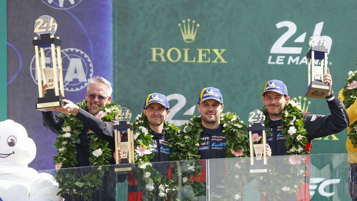 Das Team um Porsche-Motorsportchef Thomas Laudenbach feiert den zweiten Platz, von links: Matt Campbell (AUS), der Wahl-Bregenzer Kévin Estre (FRA) sowie Laurens Vanthoor (BEL). ⇒Porsche AG/3