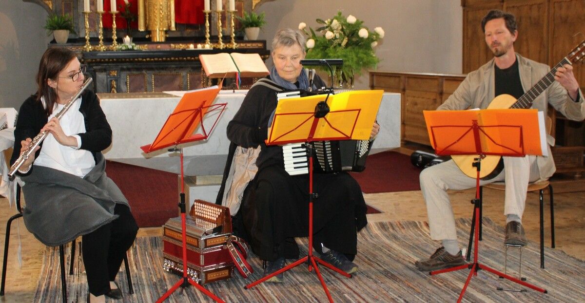 Das Trio Maigold – Isolde Bogoczek, Brigitte Dünser und Maximilian Claus – eröffneten in der Hohenweiler Pfarrkirche die Konzertserie Abendklang. ⇒STP