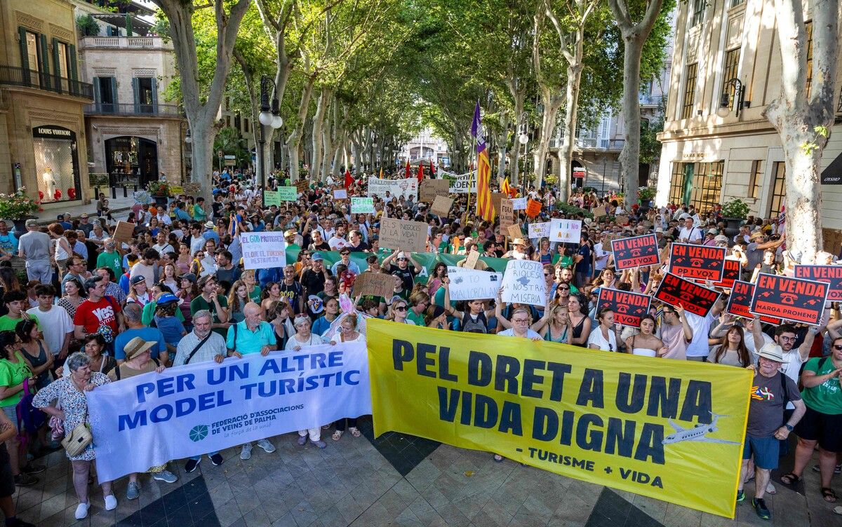 Demonstrierende in Palma de Mallorca fordern mit Bannern ein anderes Tourismusmodell.⇒AFP