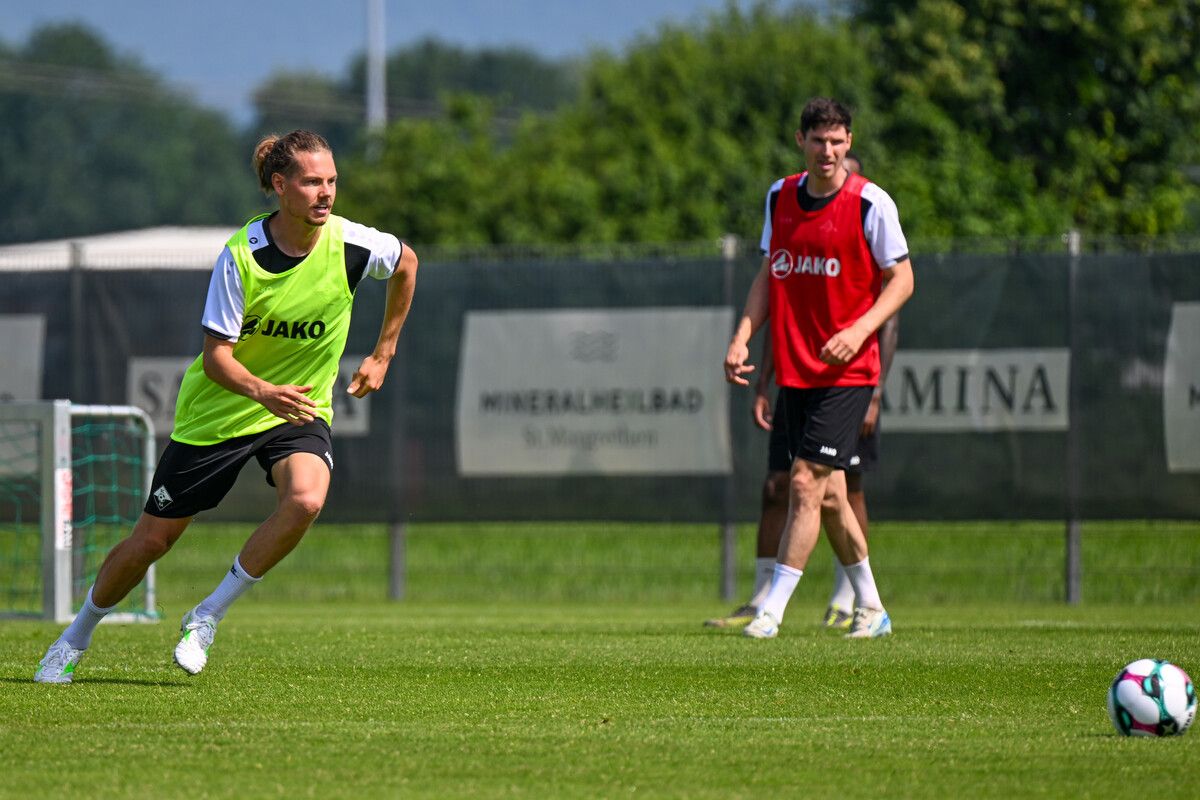 Patrick Greil als „Jäger nach dem Ball“. Der Offensivmann hat sich rasch in die Mannschaft gespielt. Warum er aber Kasnocken den Kässpätzle vorzieht, erzählt er im Wordrap.⇒gepa
