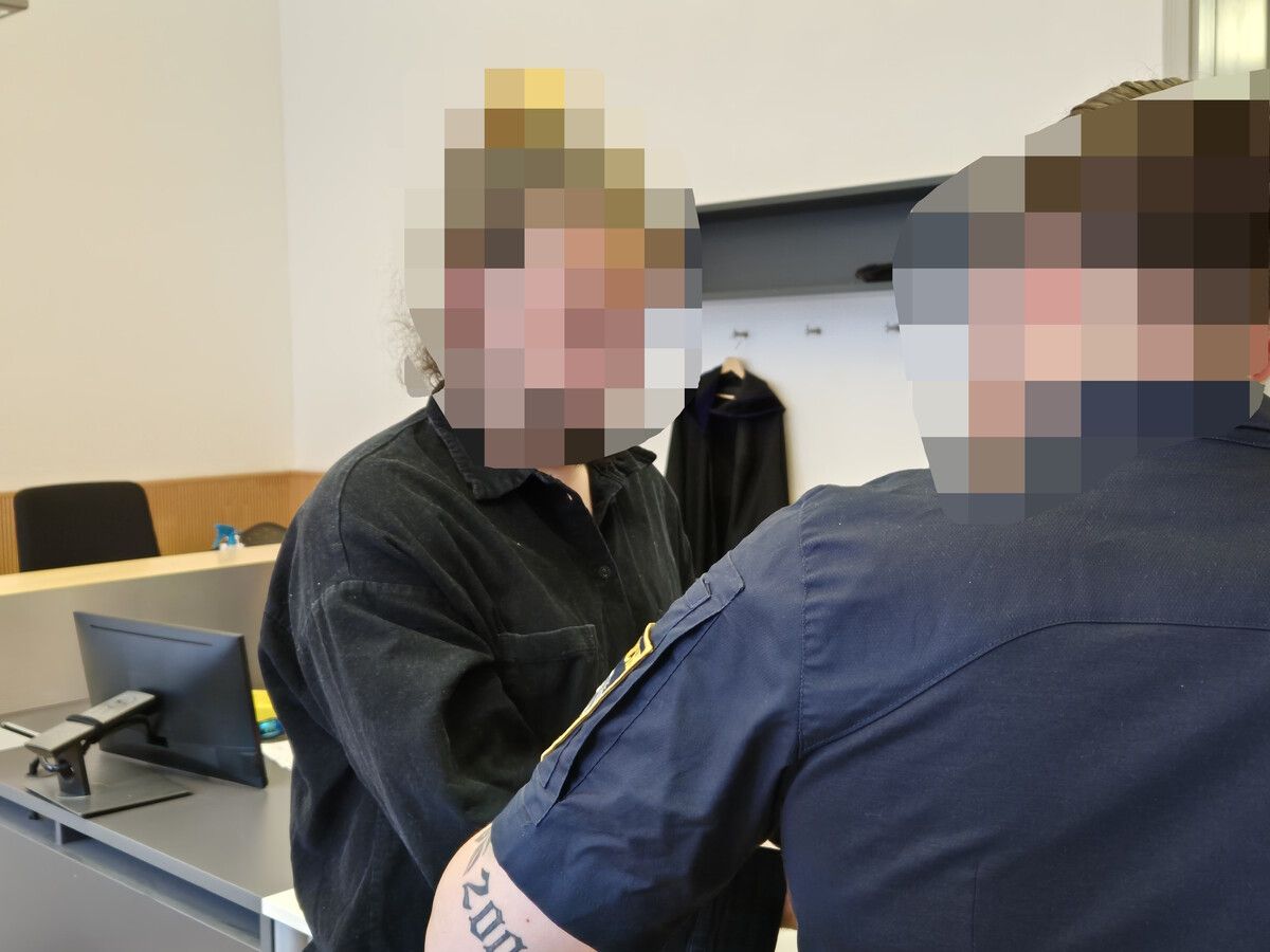 Der Angeklagte wurde aus der Strafhaft zur Verhandlung vorgeführt. ⇒Eckert