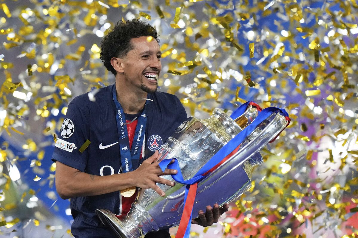 Der besondere Glücksmoment: PSG-Kapitän Marquinhos mit dem Champions-League-Pokal.⇒ap/2, gepa