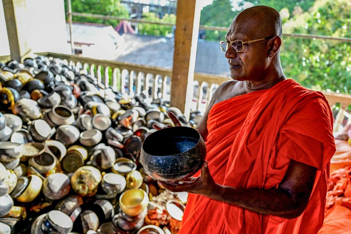 Der buddhistische Mönch zeigt eine Almosenschale, die dem Gangaramaya-Tempel in Colombo gespendet wurde.