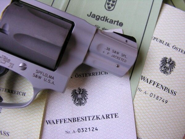 Der Erwerb von Waffenbesitzkarten und Waffenpässen setzt eine waffenrechtliche Verlässlichkeitsprüfung voraus. ⇒symbol/polizei