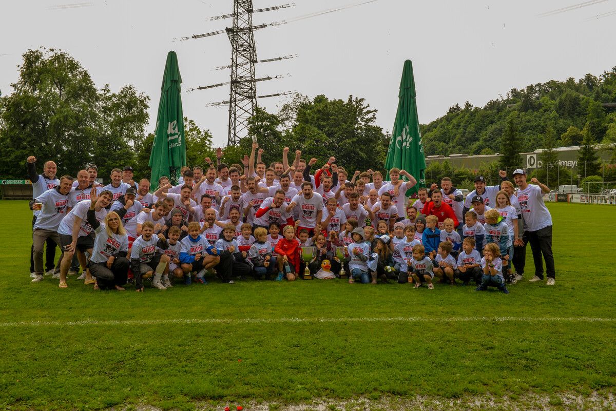 Der FC Schwarzach zeigte nicht nur beim Meisterfoto, welch familiärer Verein er ist. ⇒FCS