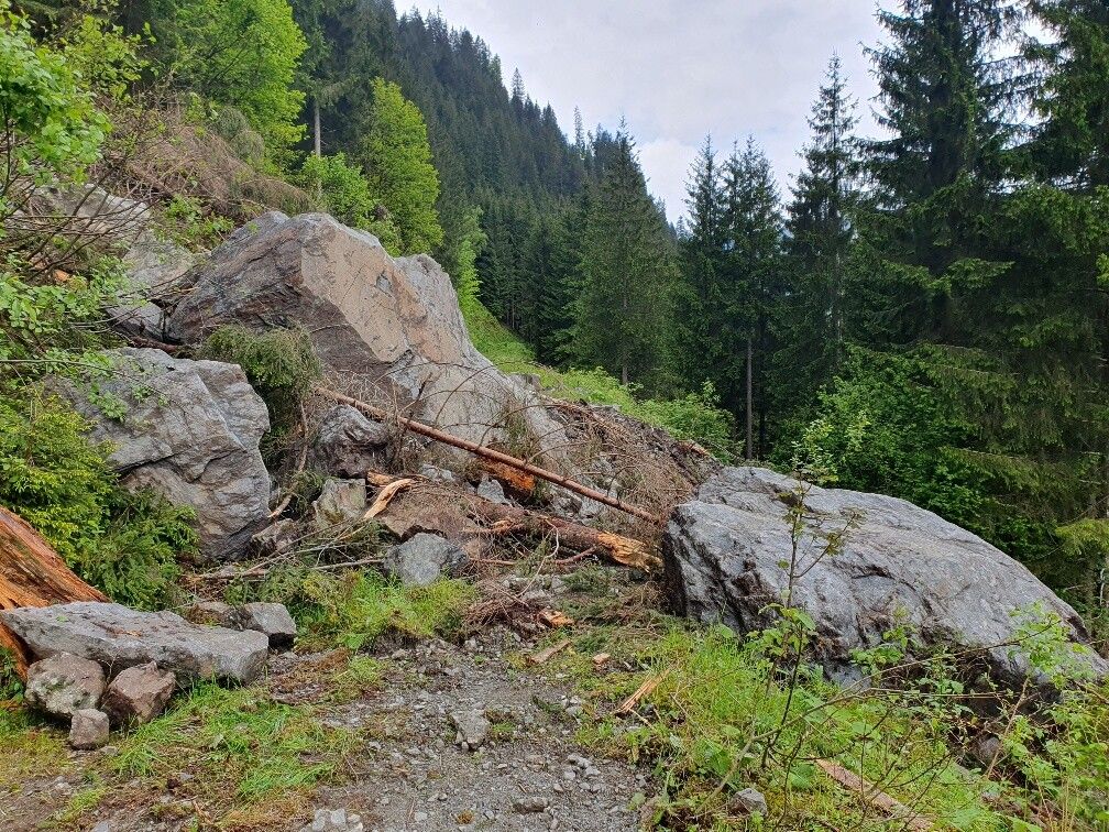 Der instabile Fels hielt der Sprengung nicht stand und stürzte hinunter. ⇒Gemeinde Silbertal (2)