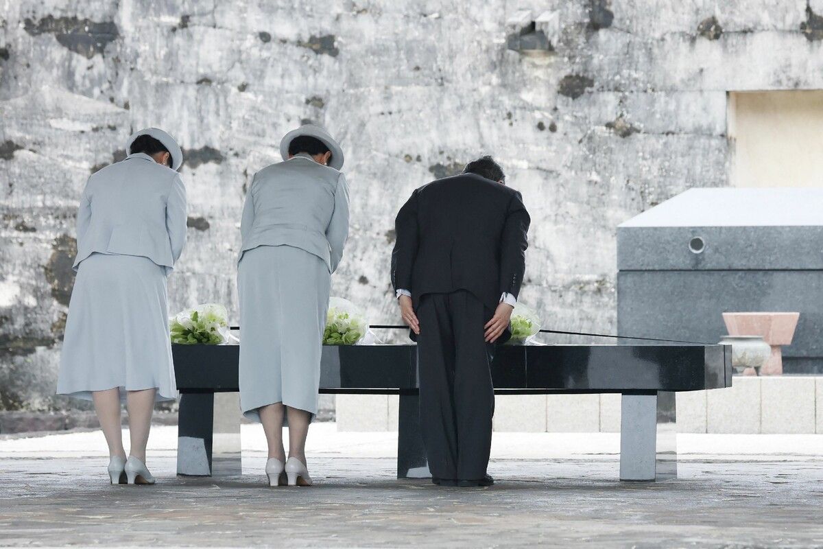 Der japanische Kaiser Naruhito hat am Mittwoch in Begleitung von Kaiserin Masako und Prinzessin Aiko den Opfern der Schlacht um Okinawa gedacht.
