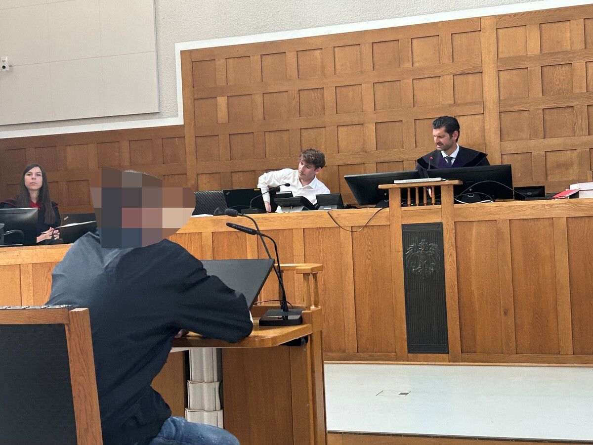 Der junge Beschuldigte vor Richter Martin Mitteregger. Diesmal gab es keine Nachsicht. ⇒vn/gs