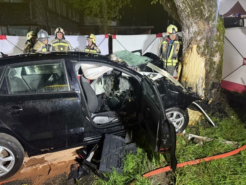 Der junge Mann wurde im Fahrzeug eingeklemmt und erlag noch an der Unfallstelle seinen schweren Verletzungen.⇒vlach