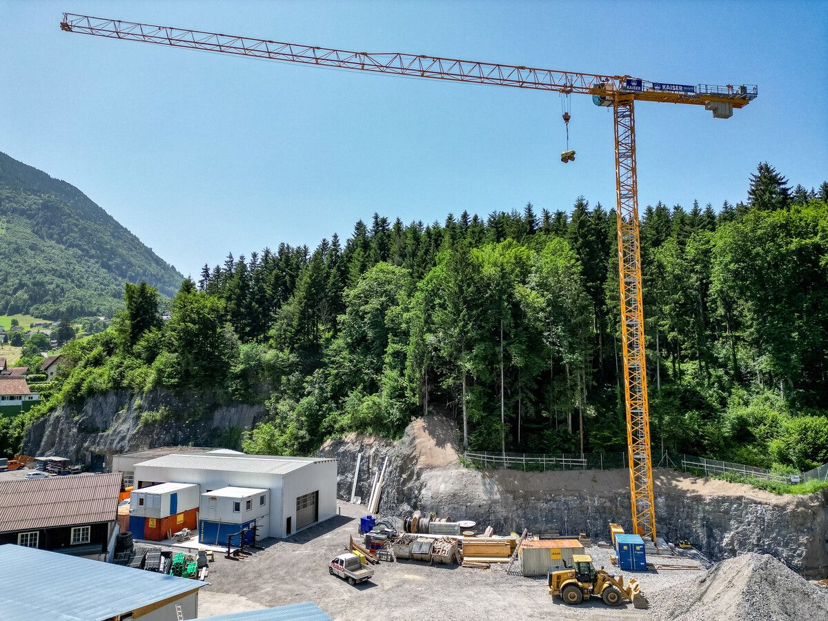 Der Kran in der Felsenau steht still, die Diskussionen um das Großprojekt laufen weiter. ⇒VN/Rhomberg