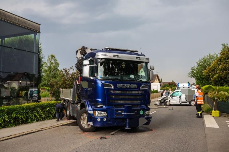 Der Lkw-Lenker konnte den Zusammenstoß trotz sofort eingeleiteten Bremsmanövers nicht verhindern. ⇒vn/steurer