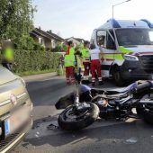 Biker prallte gegen Pkw