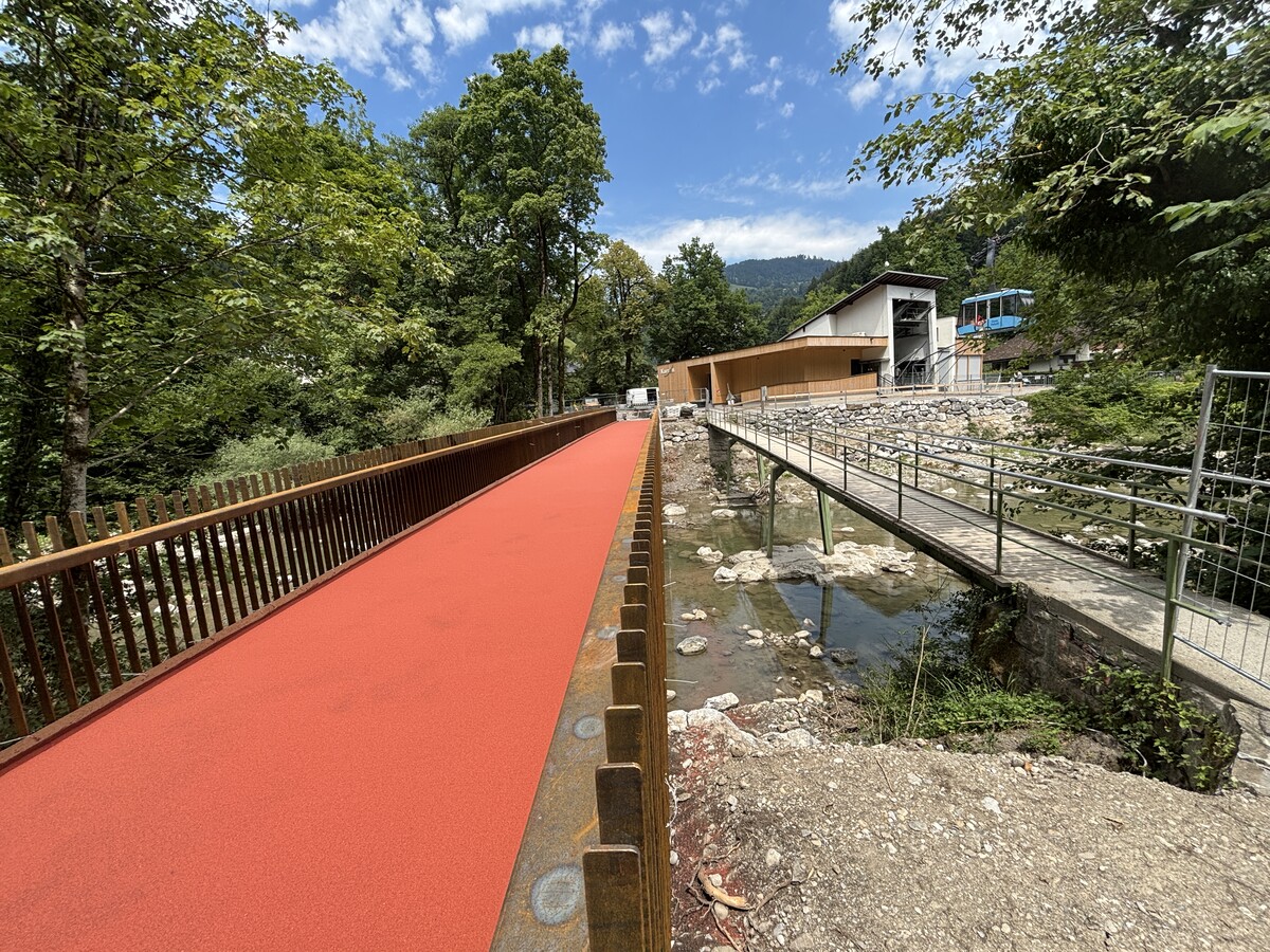 Der neue Achsteg neben der Talstation. Seine offizielle Eröffnung verzögert sich aufgrund der Schäden an der Seilbahn.