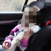 Kleinkind bei Hitze im Pkw eingesperrt