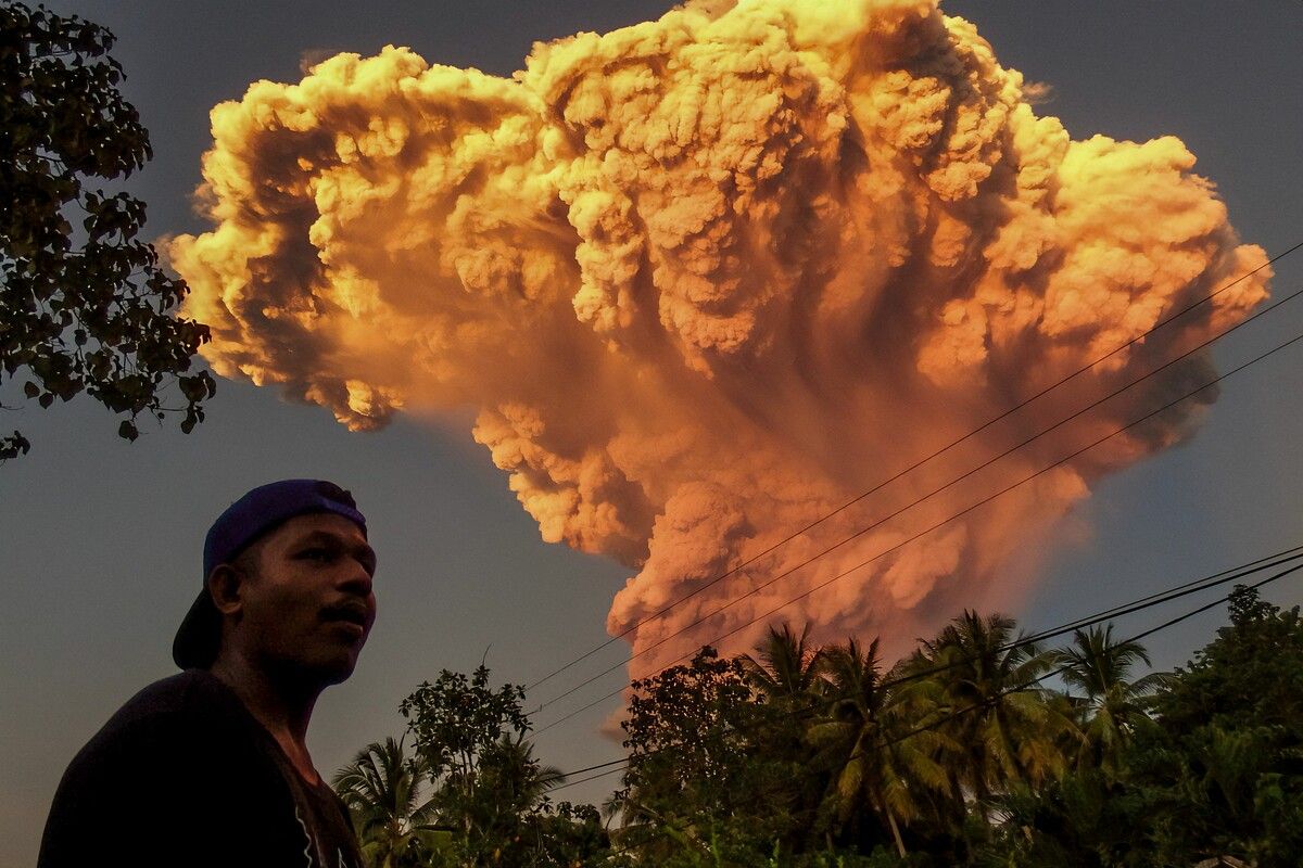Der Vulkan Lewotobi Laki-Laki im ostindischen Sikka spuckte gestern eine riesige Asche- und Rauchwolke in den Himmel.  AFP (5)