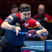 Boll stellt TischtennisSchläger ins Eck