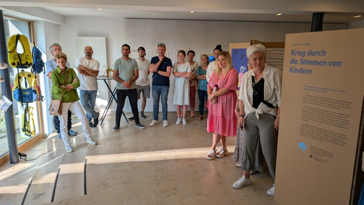 Die Ausstellung wurde im Schauraum vor zahlreichen Gästen eröffnet. ⇒Stadt Hohenems