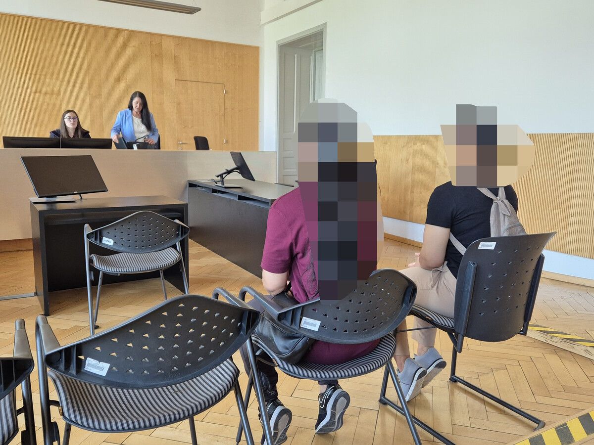 Die diebischen Schwestern wurden vor Gericht von einem Zeugen überführt.⇒Eckert