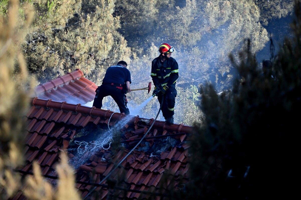 Die Feuer konnten gestern gelöscht bzw. unter Kontrolle gebracht werden. Nun ermittelt die Polizei wegen Brandstiftung. ⇒AFP