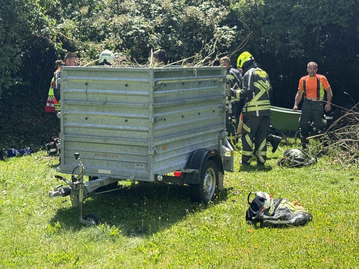 Die Feuerwehr trennte einen Teil der Heugabel ab.⇒vlach