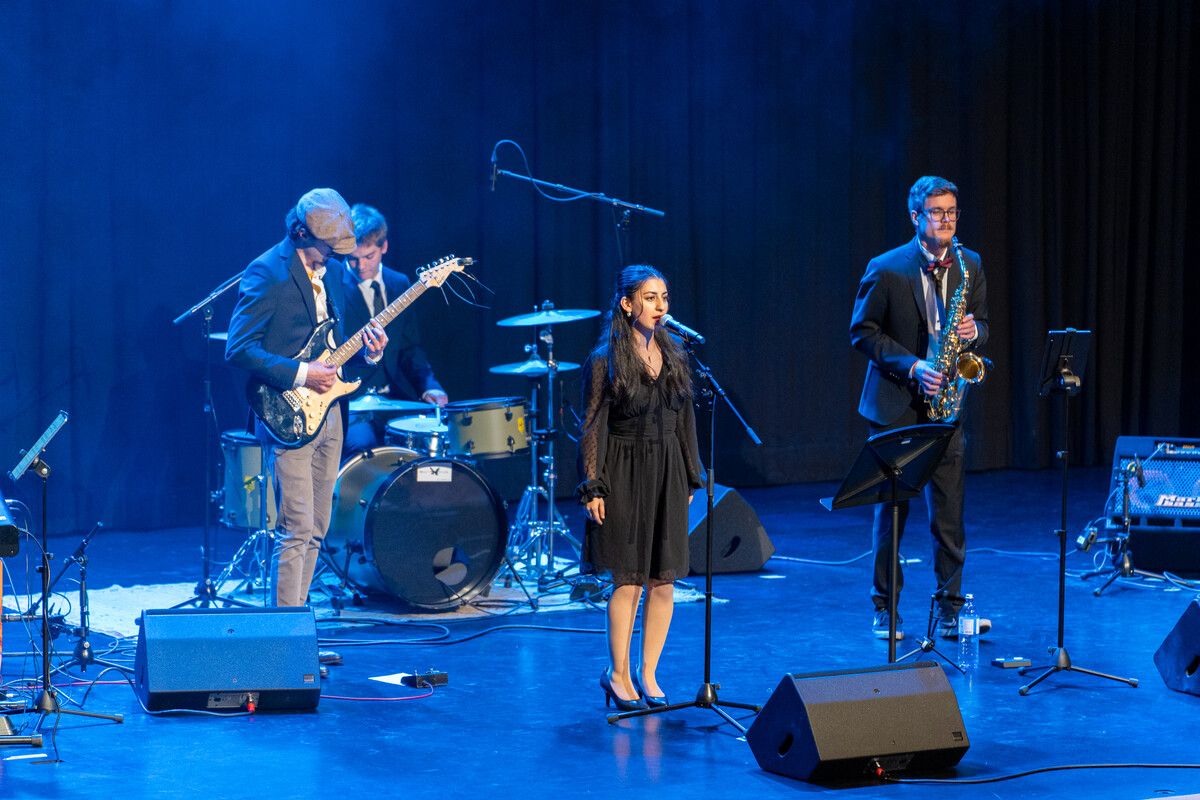 Die Formation „Fluffy Funk“ tritt ebenfalls am Blauen Platz auf.⇒Gemeinde