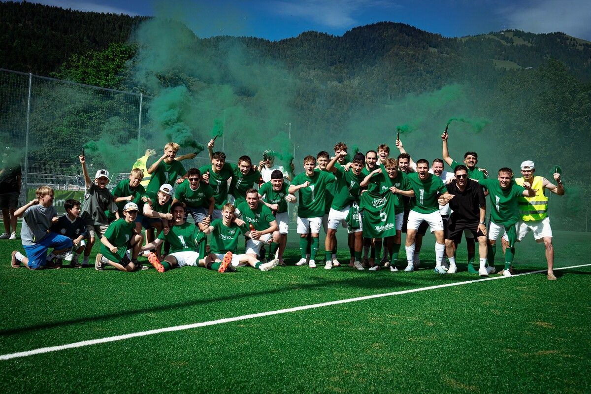 Die Freude bei den Kickern des FC Mellau 1c war nach dem Meistertitel riesig - statt mit dem Meisterpokal wurde mit „Roten Patronen“ gefeiert.⇒FCm