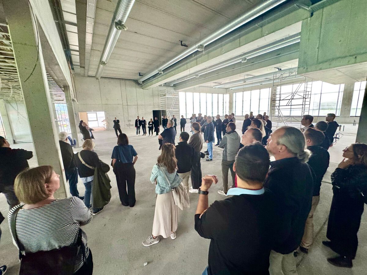 Die geladenen Gäste waren angetan von der imposanten Größe des neuen Businessclubs in der Altach-Arena.⇒Lutz/5