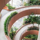 Vertikaler Park hoch über der Stadt