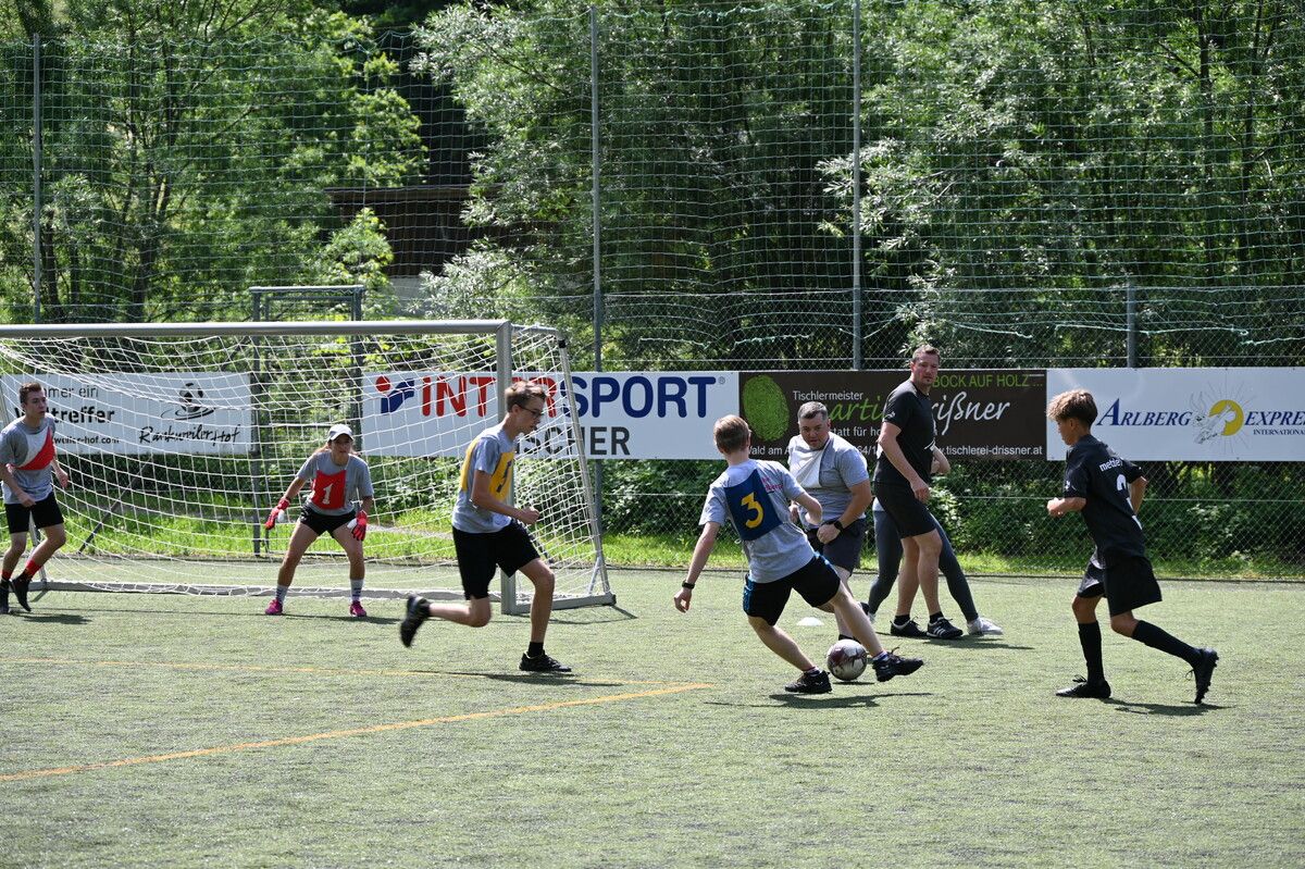 Die Hobbyfußballer gaben beim Ortsvereineturnier alles. ⇒dob (2)