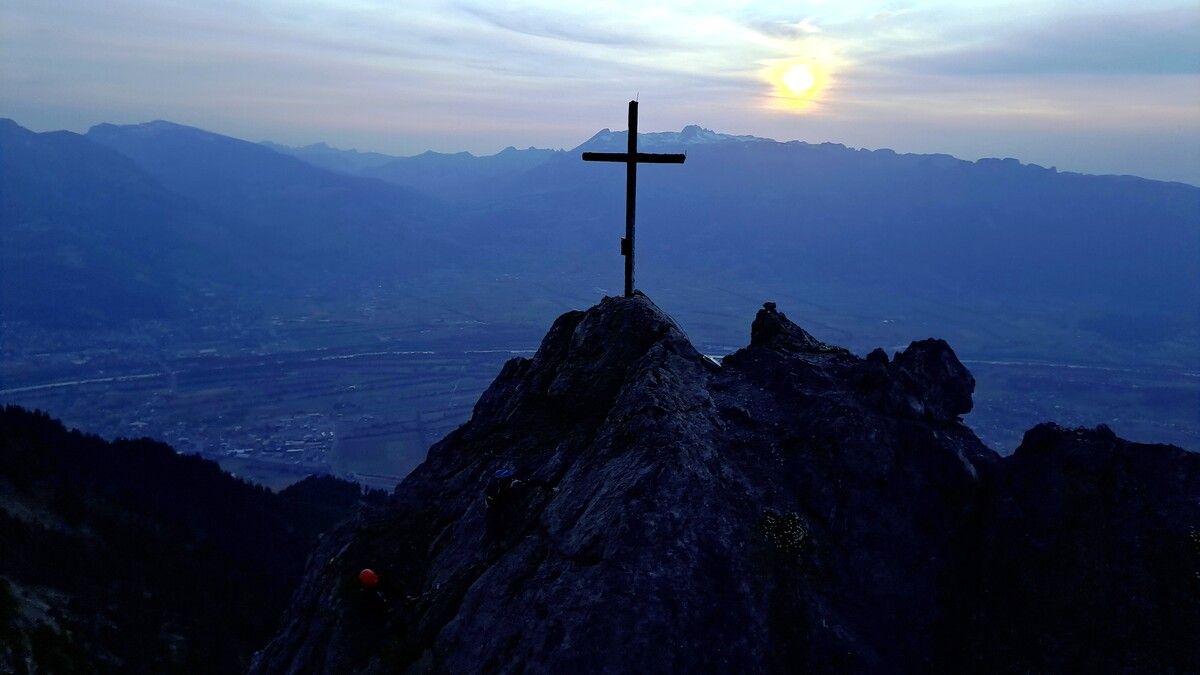 Die Höhen rund um Feldkirch leuchten bis tief in die Nacht.⇒he