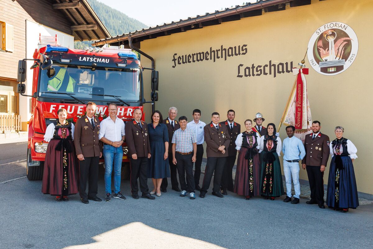 Die Inbetriebnahme des neuen Tanklöschfahrzeugs war einer der Höhepunkte des Feuerwehrfestes in Latschau. ⇒VLK