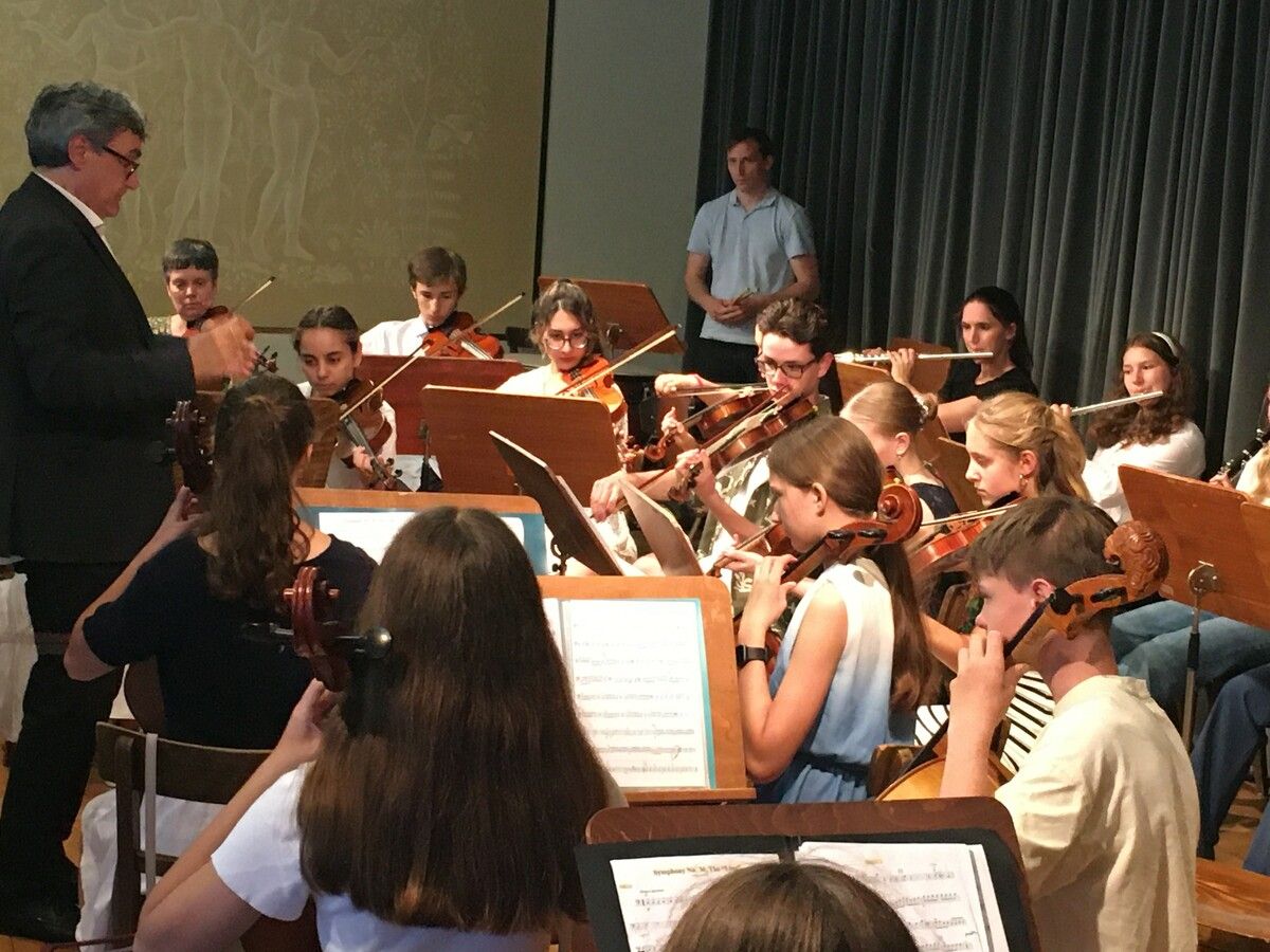 Die jungen Musizierenden sind mit großer Begeisterung bei der Sache, wenn es um das Konzert für Menschen mit Demenz geht.⇒connexia