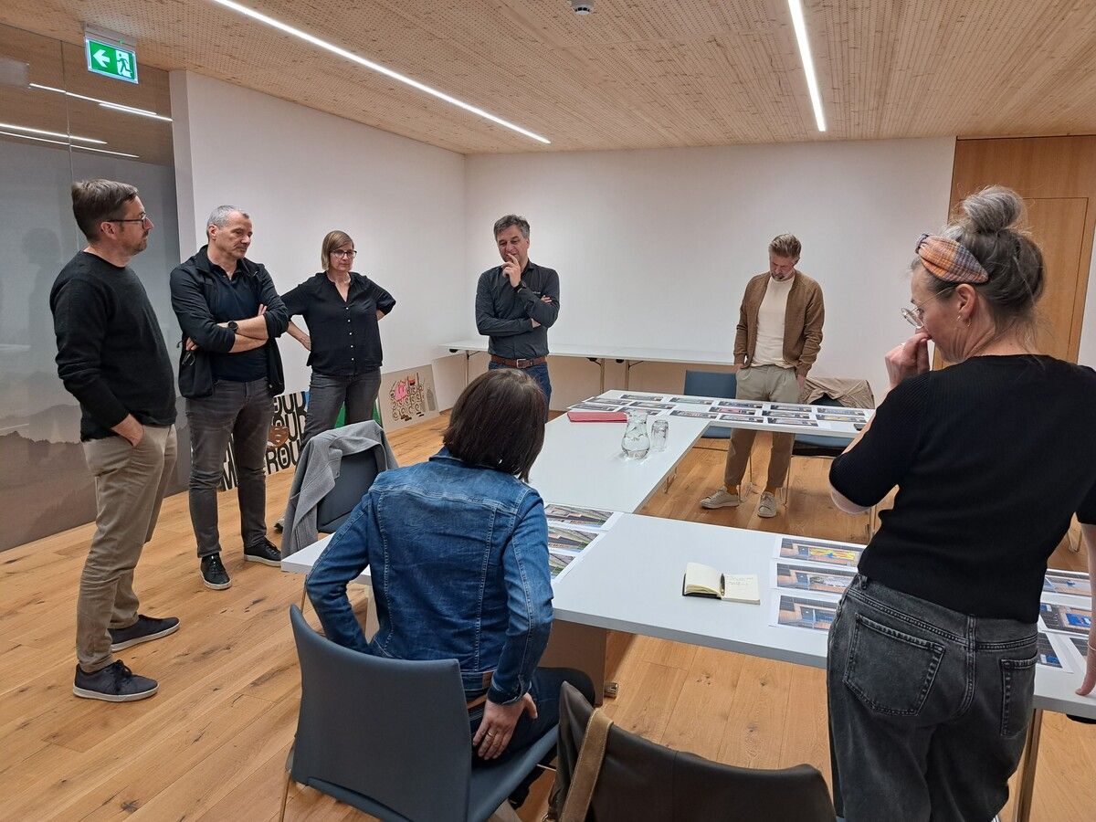 Die Jury bei der Beratung.
