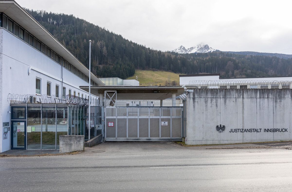 Die Justizanstalt Innsbruck wird im Volksmund auch „Ziegelstadel“ genannt. ⇒???