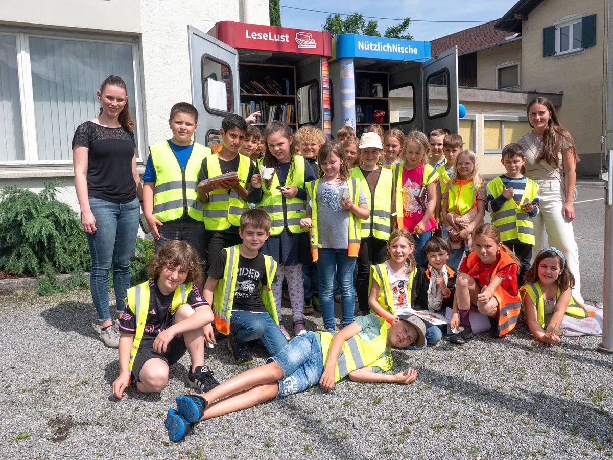 Die Kinder der dritten Klasse der Volksschule Meiningen mit ihren Lehrerinnen.⇒alo