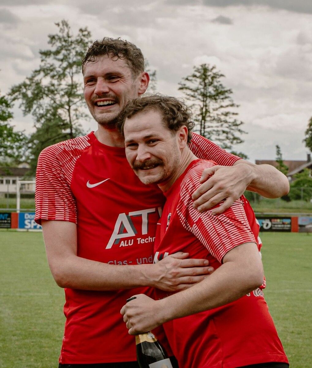 Die Schwarzacher „Urgesteine“ Hannes (l.) und Simon Gasser in Feierlaune.