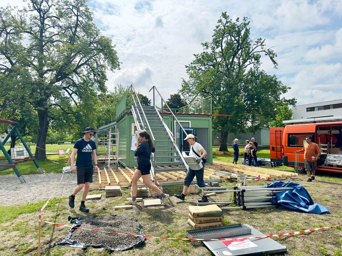 Die Studenten zeigten vollen Einsatz: Das Haus wird am Freitag eröffnet.⇒Gemeinde