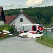 Segelflugzeug stürzt in NÖ in Wohngebiet