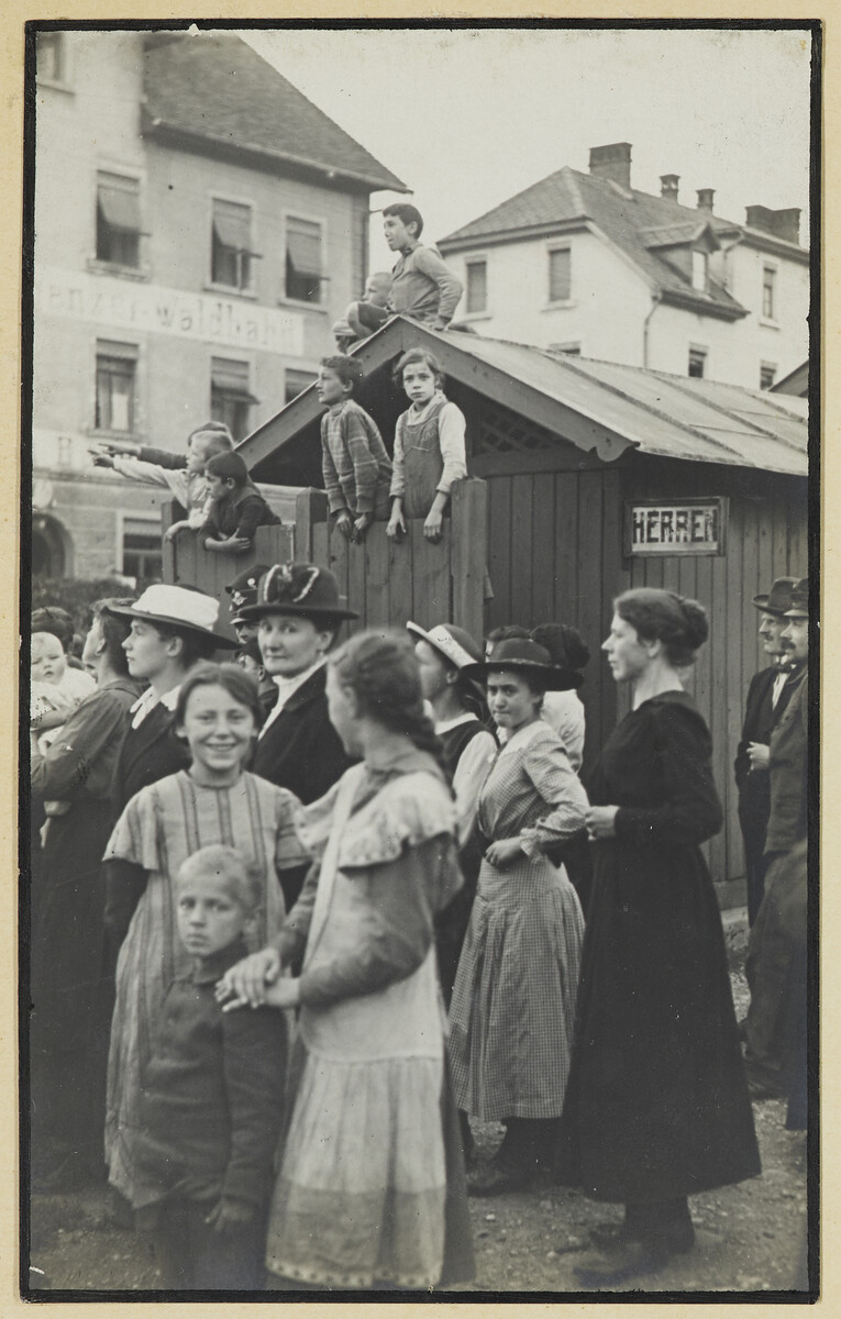 Die weithin sichtbare Rauchentwicklung lockte zahlreiche Schaulustige an.
⇒
Ansichtskartensammlung Richard Huter, Vorarlberger Landesbibliothek