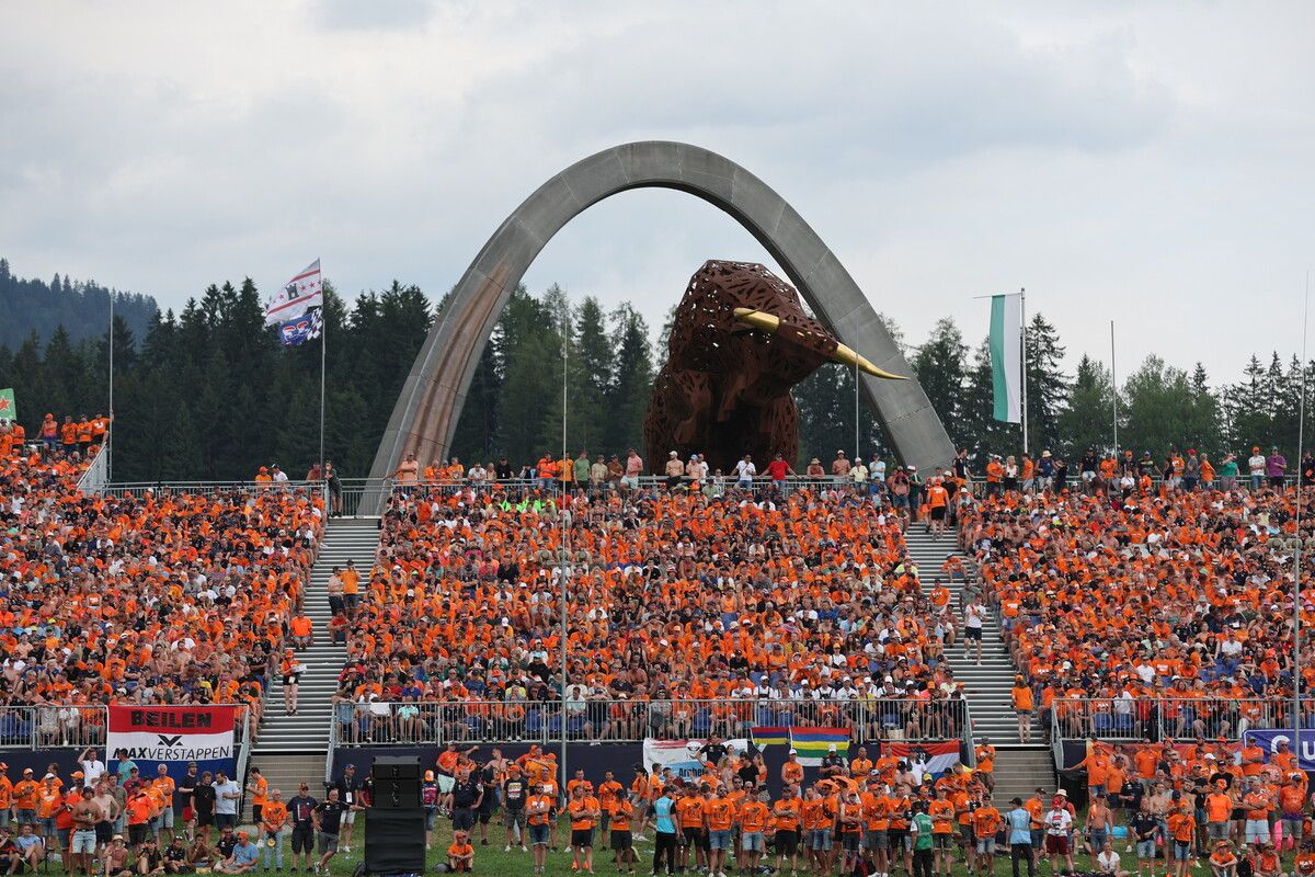 Dutch Invasion in Spielberg: Bereits traditionell werden wieder Tausende niederländische Fans auf den Tribünen am Red Bull Ring ihren Landsmann Max Verstappen frenetisch unterstützen.⇒NOGER