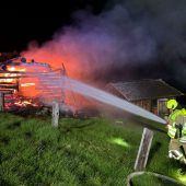 Alphütte nach Blitzeinschlag in Vollbrand