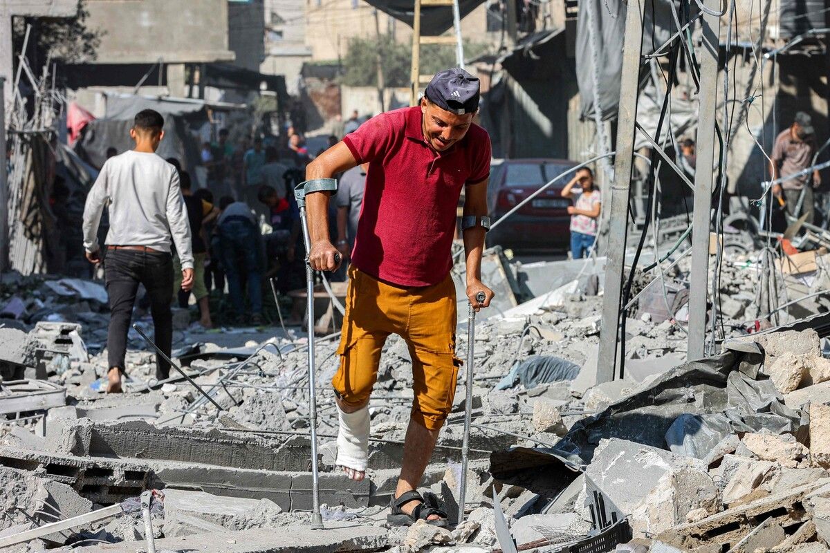 Ein Mann geht nach israelischen Angriffen mit Krücken durch ein Trümmerfeld in Jabalia im nördlichen Gazastreifen. AFP (5)