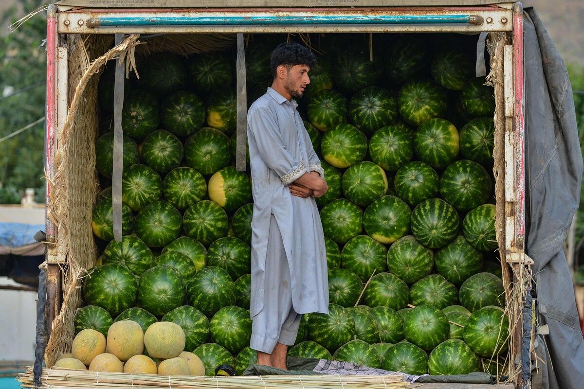 Ein Obsthändler betet auf seinem mit Wassermelonen beladenen Lkw auf einem Markt im Bezirk Fayzabad in Afghanistan.