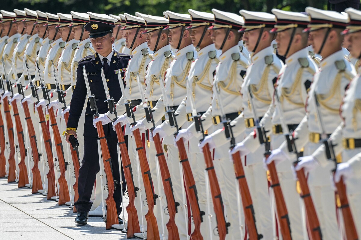 Ein ranghoher Beamter prüft die Ehrenwache vor dem Besuch von Japans Premier Shigeru Ishiba im Verteidigungsministerium in Tokio.