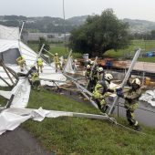 Unwetter-Alarm im Land: Windböen  rissen ein Festzelt in Gaißau um