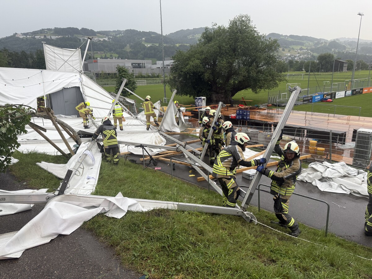 Die Feuerwehren von Gaißau und Hard bei den Aufräumarbeiten nach dem Vorfall. ⇒Vlach