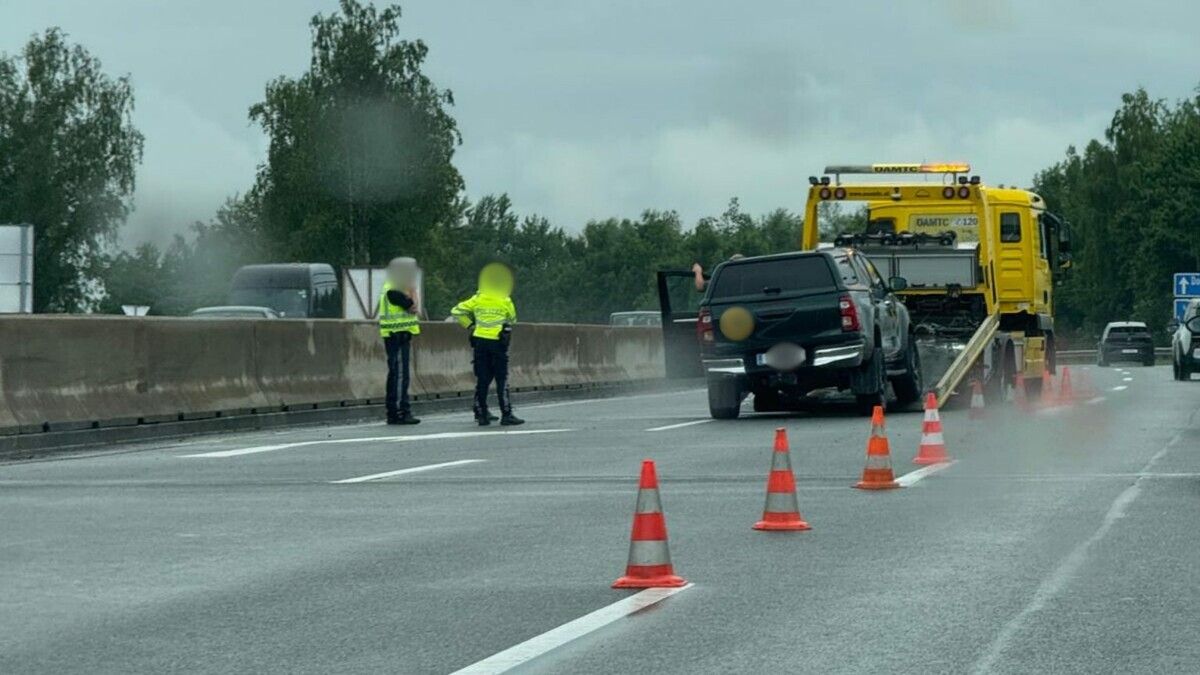 Ein Unfallauto musste abgeschleppt werden.