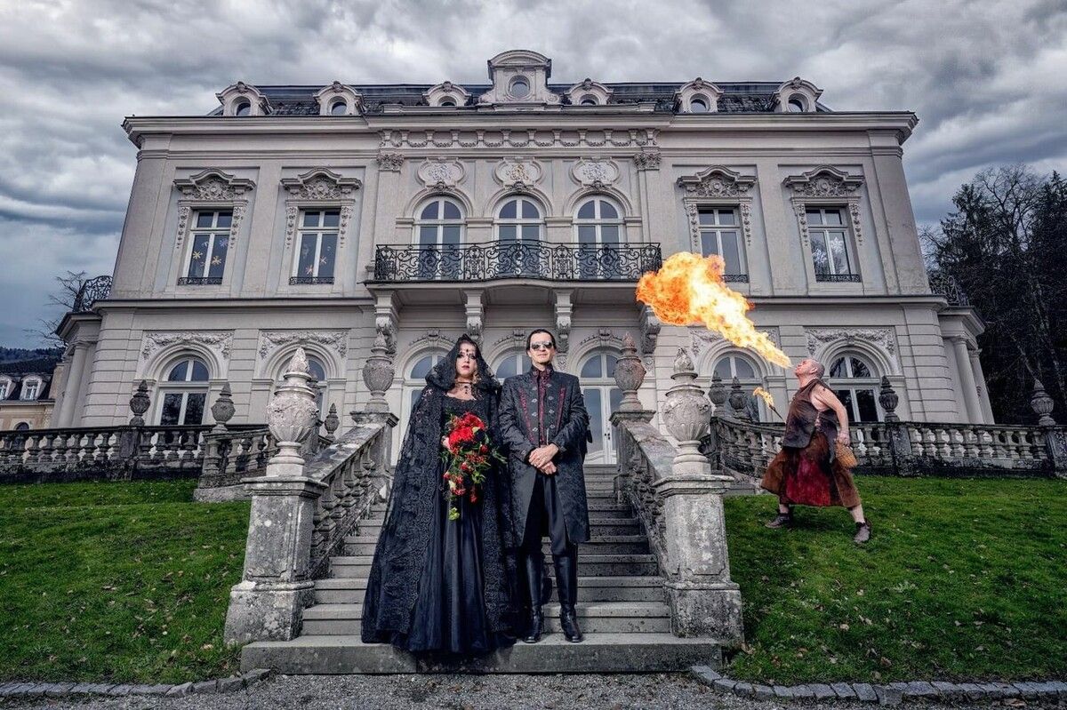Eine Feuershow für das Goth-Brautpaar Hofmann, das in der Villa Raczinsky getraut wurde. ⇒HRJ (2)