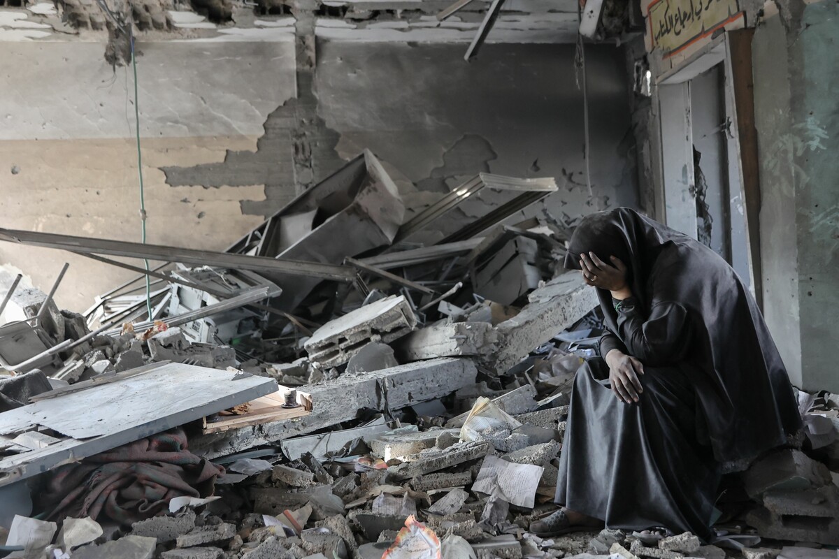 Eine palästinensische Frau sitzt verzweifelt im Schutt der Yaffa-Schule in Gaza-Stadt nach nächtlichen israelischen Angriffen. AFP (5)